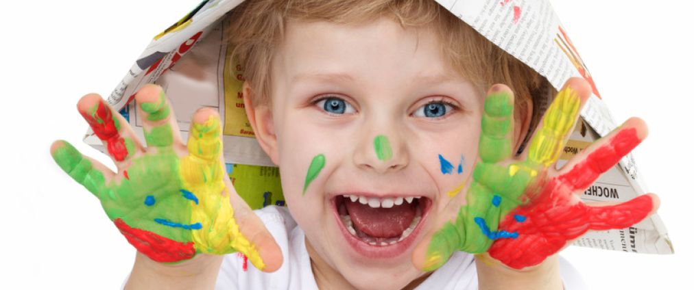 Kinderhypnose Augsburg Kind mit Farbe